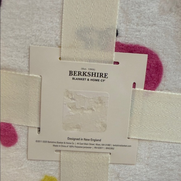 Berkshire VelvetSoft Throw with Colorful Peanuts Design - Picture 4 of 5